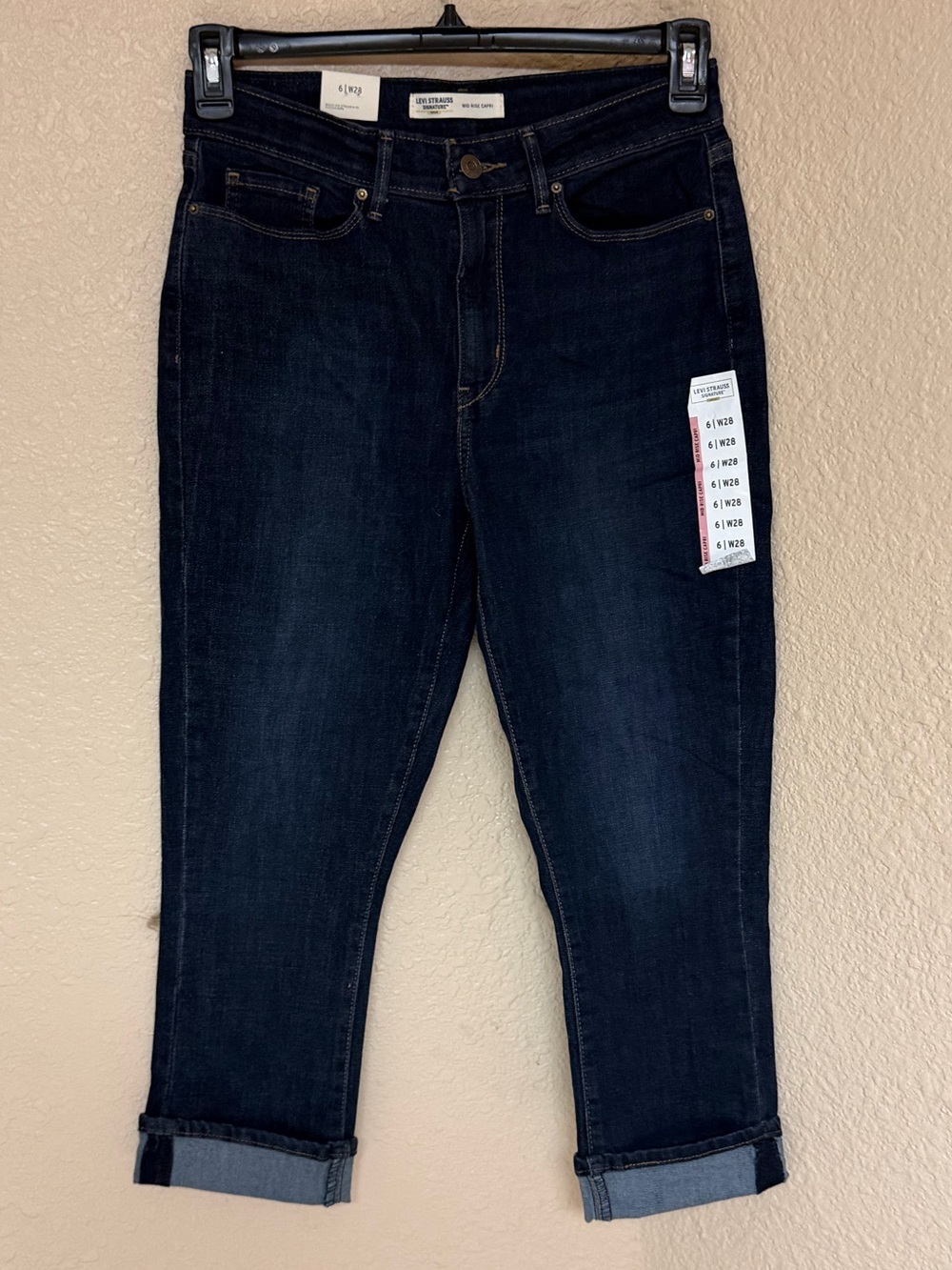 4/$20 Levi's Dark Indigo Midrise Capri Jeans